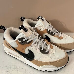 WOMEN'S NIKE AIR MAX 90 FUTURA CASUAL SHOES